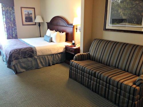 查尔斯顿Wingate by Wyndham Charleston Southern University的酒店客房,配有床和沙发