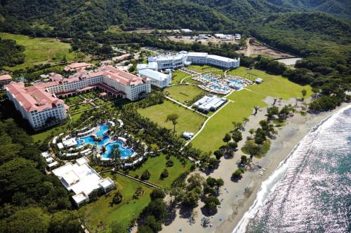 科克Riu Palace Costa Rica - All Inclusive的海滩旁的度假胜地的空中景致