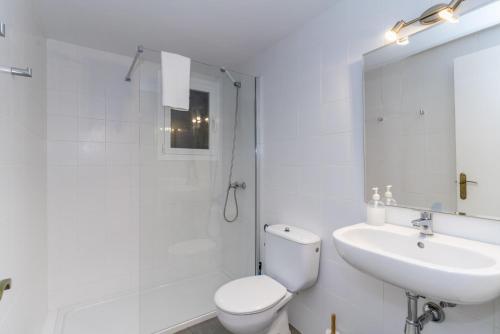 卡拉恩·布拉內斯瑟斯安娜乐思公寓式酒店的白色的浴室设有卫生间和水槽。
