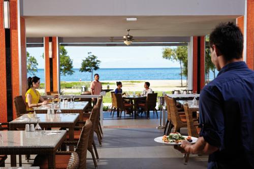 科克Riu Palace Costa Rica - All Inclusive的一个人在海景餐厅吃饭