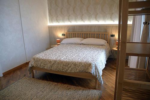 坎波巴索il bastimento的一间卧室配有一张带两个枕头的床