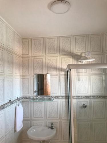 圣佩德罗-达阿尔德亚Pousada Gira-Sol的浴室配有盥洗盆和带镜子的淋浴