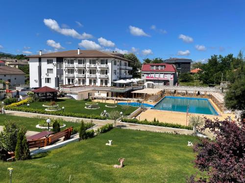 基尔科沃埃立特酒店的一座带大型游泳池和大型建筑的度假村