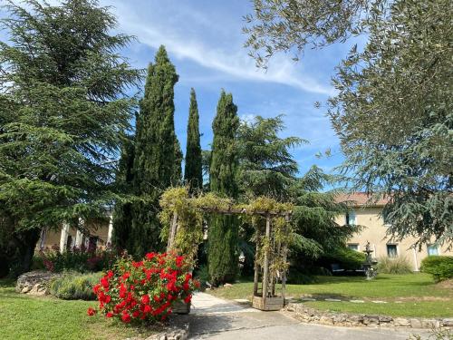 圣康坦法拉维耶拉罗斯利尔酒店的院子里有红色鲜花的婚礼拱