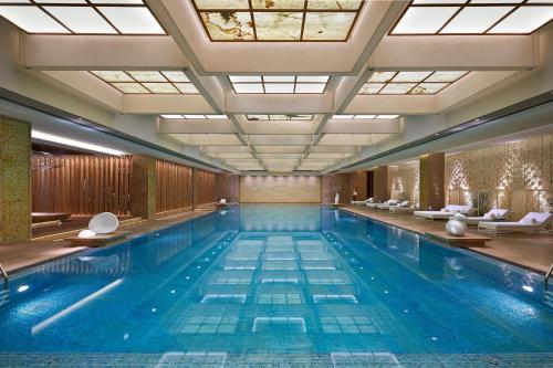 上海上海浦东文华东方酒店的大楼内一个蓝色的大型游泳池