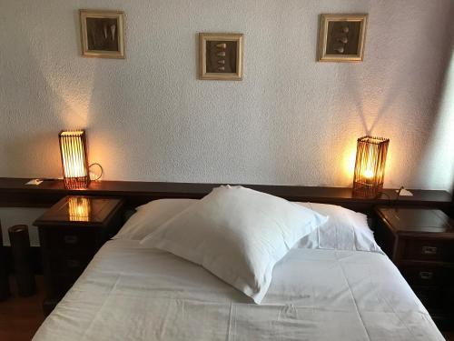 孔波尔塔T1 Troia Resort - Praia Mar的一张带两个床头柜和两个灯的白色床