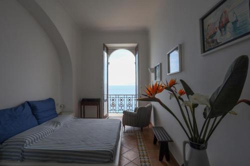 卡普里Casa di charme panoramica a Capri sulla spiaggia.的客厅设有床和窗户