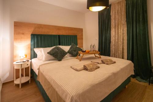 比奥格勒·纳·莫鲁Guest house DIA - Details make a diference的一间卧室配有一张带绿色窗帘的大床