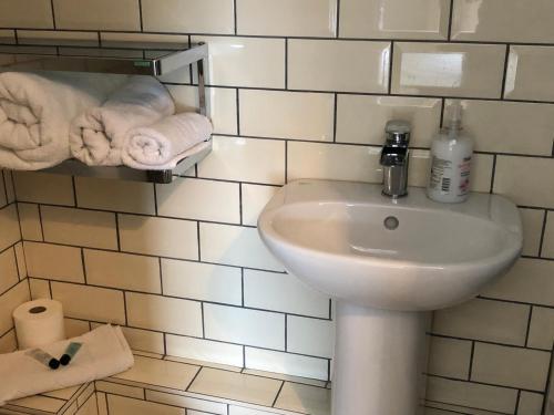 卡比斯贝Borthalan House的白色的浴室设有水槽和毛巾。