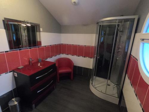莱托利Le Flocon Vosgien的红色的浴室设有淋浴和盥洗盆。
