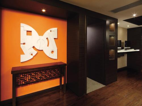 香港晋逸精品酒店 中环的橙色的墙,上面有一大K标志