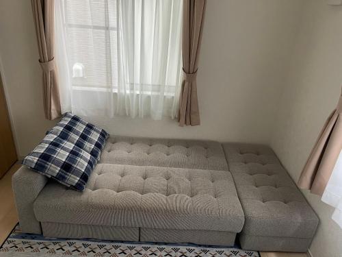 东京Bessalov Home 1st room friendly house的沙发,客厅里设有窗户