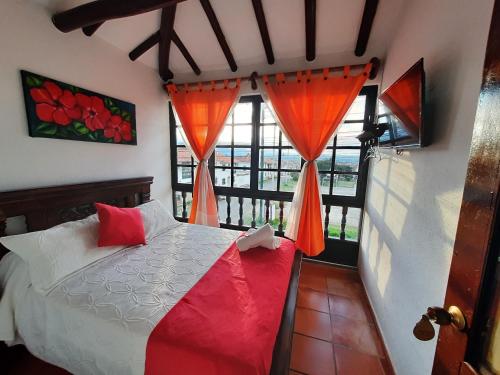 莱瓦镇Aparta Hotel El Refugio de María的一间卧室设有一张床和一个大窗户