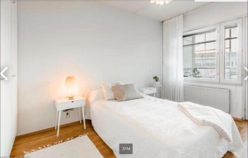 赫尔辛基Scandinavian design heart City Center Runeberginkatu的白色的卧室设有床和窗户