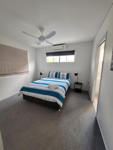 耶蓬Blue horizon的一间卧室配有一张床和吊扇
