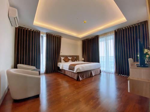 Ninh LãoThanh Dat Hotel I的配有一张床和一把椅子的酒店客房