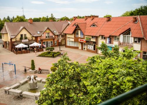 Czersk PomorskiHotel KAVKA & Restauracja的享有带喷泉和建筑的城镇美景