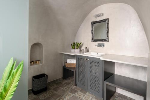 卡特瑞杜斯Betty's Home Santorini的一间带水槽和镜子的浴室