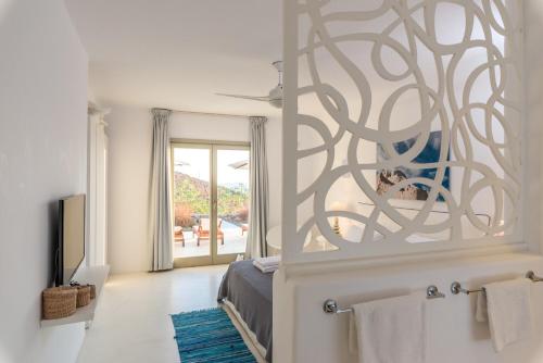法纳里索塔温托别墅的一间卧室配有一张床和一面大镜子