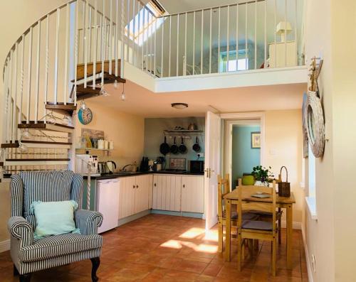 戈里Tara Hill Estate的厨房以及带桌子和楼梯的用餐室。
