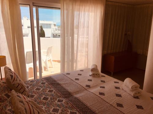 卡巴纳斯·德·塔维拉Golden Club Hotel Resort Penthouse Free boat to Beach, CABANAS, Holiday的一间卧室设有一张床,享有阳台的景色