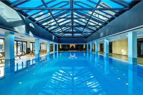 班斯科Saint George Palace Aparthotel的一个带玻璃天花板的大型游泳池