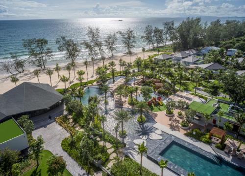 富国Crowne Plaza Phu Quoc Starbay, an IHG Hotel的享有海滩度假村的空中景致