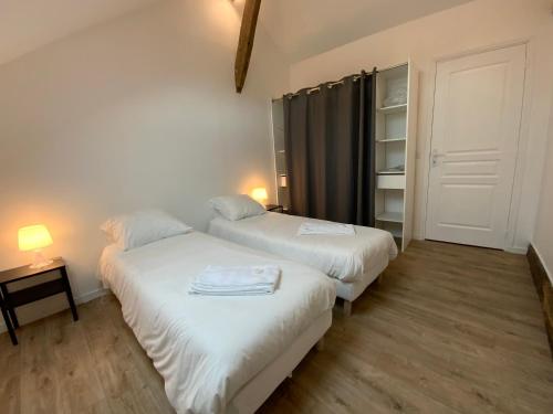 布鲁瓦La MAIS'ANGE - Charmante maison proche centre的小型客房的两张床,配有衣柜