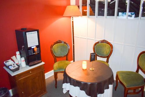 里伯达格玛酒店的一间设有桌椅的房间,上面有蜡烛