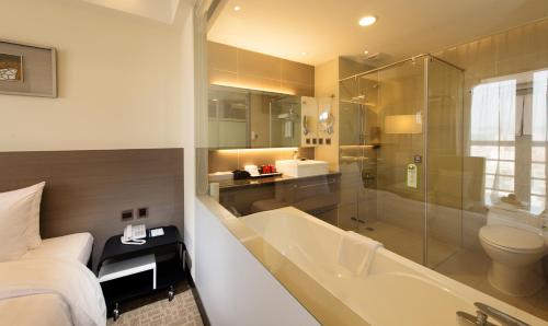 彰化市彰化福泰商务饭店的带浴缸、床和淋浴的浴室