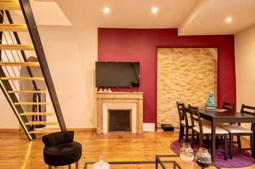 第戎素耶公寓的客厅设有壁炉和平面电视。