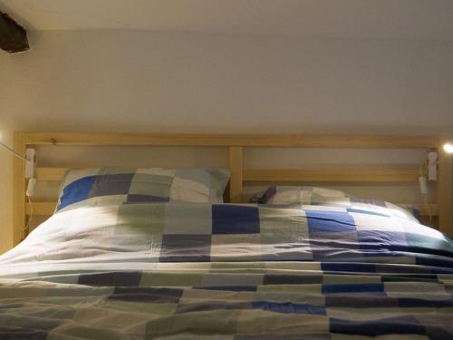 里尔StudioLille - Happy的卧室内的一张带两个枕头的床