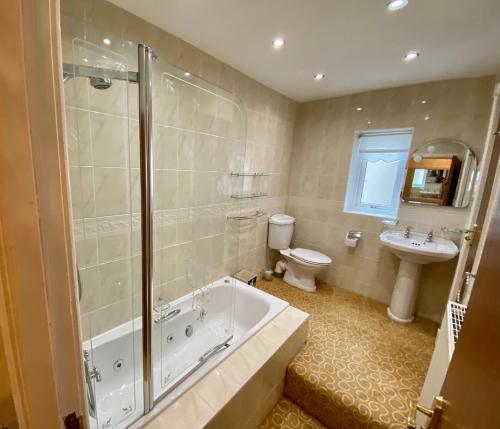 布莱克浦Seaview House的带浴缸、卫生间和盥洗盆的浴室