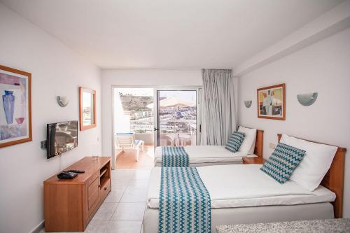 波多黎各赛发特尔蒙特贝罗酒店的酒店客房设有两张床和一个阳台。