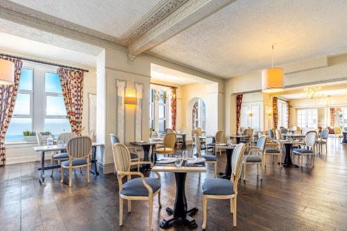 克利夫登Best Western Walton Park Hotel的用餐室设有桌椅和窗户。