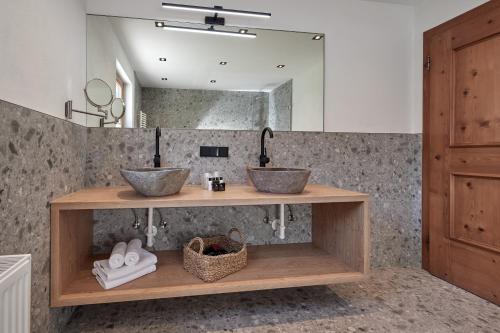 弗拉绍Flachau Lodge的浴室设有2个水槽和镜子