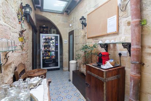 Tarxien陋居旅馆的餐厅内带冰箱的品酒室