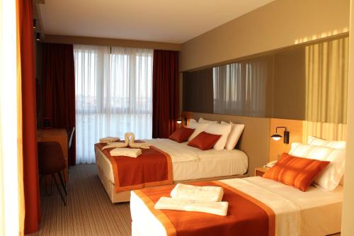 BarbarosYURDAKUL HOTEL的酒店客房设有两张床和窗户。