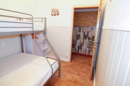 代尔特布雷Casa rural Antich Delta del Ebro的一间小房间,配有双层床和门廊