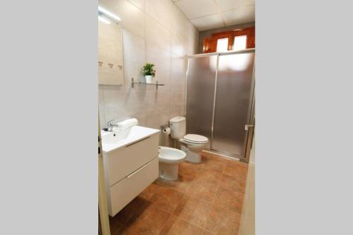 代尔特布雷Casa rural Antich Delta del Ebro的浴室配有卫生间、盥洗盆和淋浴。