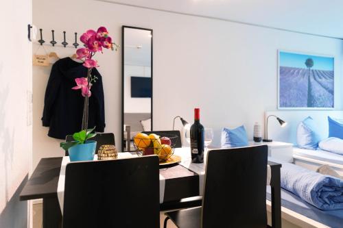 卢塞恩西特伦塔尔阿尔蒙舒适一室公寓式酒店的一间带桌子和镜子的用餐室