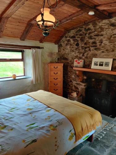 TurriffSilverstripe的一间卧室设有一张床和石墙