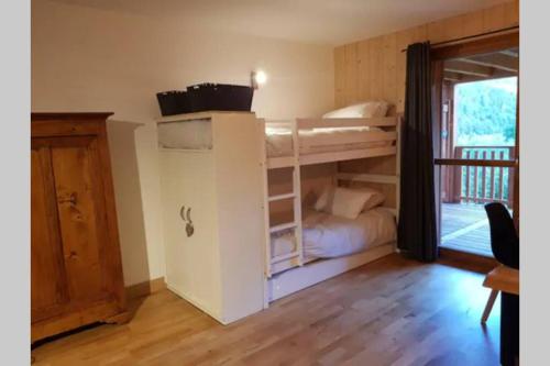 拉布雷斯Rev2 Montagne的带阳台的客房内设有一间带双层床的卧室