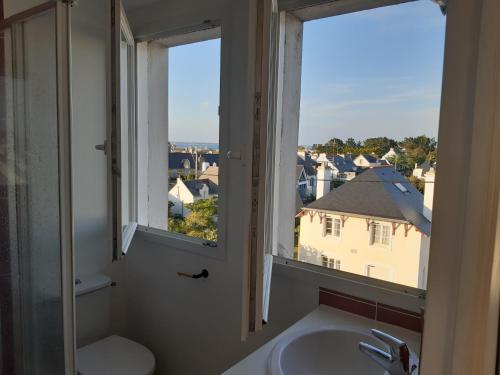 圣皮耶尔基贝龙Studio calme 20m² à 500 mètres de la plage/ centre的一间带水槽的浴室和一个美景窗户