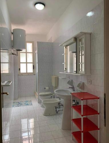 兰佩杜萨Lopadusa trilo 1的一间带水槽、卫生间和镜子的浴室