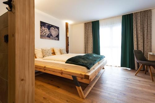 基普芬贝格Der Postwirt的木制平台上的卧室