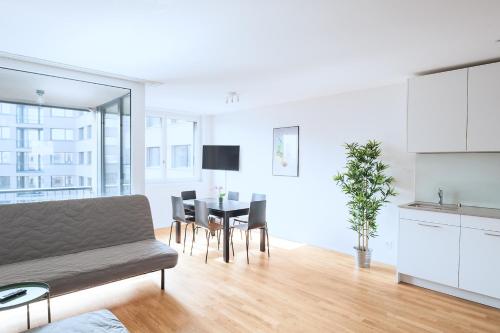 巴塞尔HITrental Basel Apartments的客厅配有沙发和桌椅