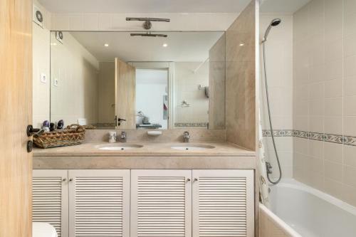 奎特里拉Vila Sol Resort 2 Bedroom Family Apartment的浴室设有2个水槽、浴缸和镜子