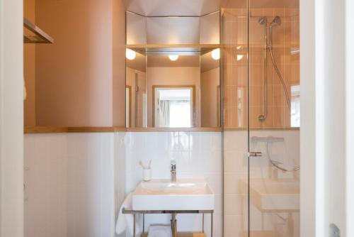 巴黎Hôtel Oratio的一间带水槽和淋浴的浴室