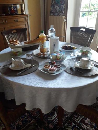 高伊斯瑙Chambre sympa belle propriété的一张白色桌子,上面放着食物板